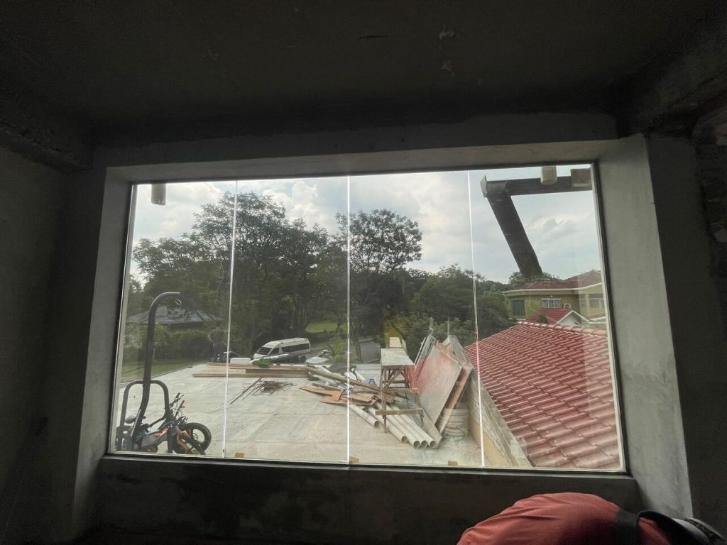 KELEBIHAN TINTED KILANG CERMIN TINGKAP BANDAR BOTANIC