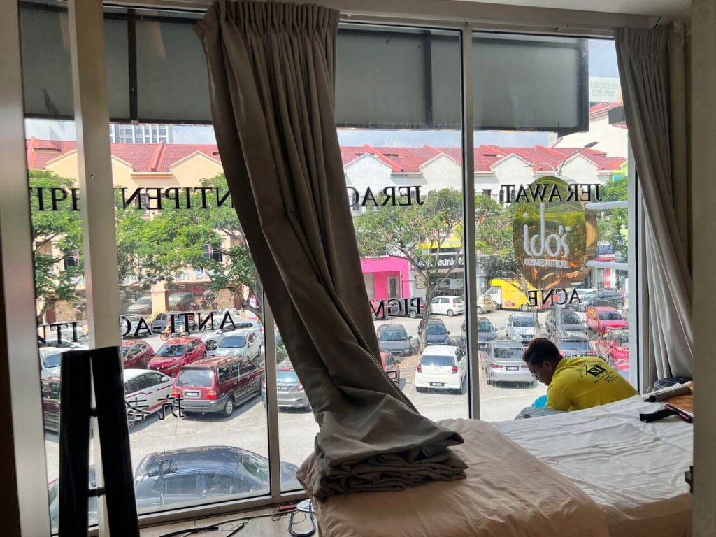 PERKHIDMATAN TINTED KEDAI CERMIN TINGKAP BANDAR KINRARA