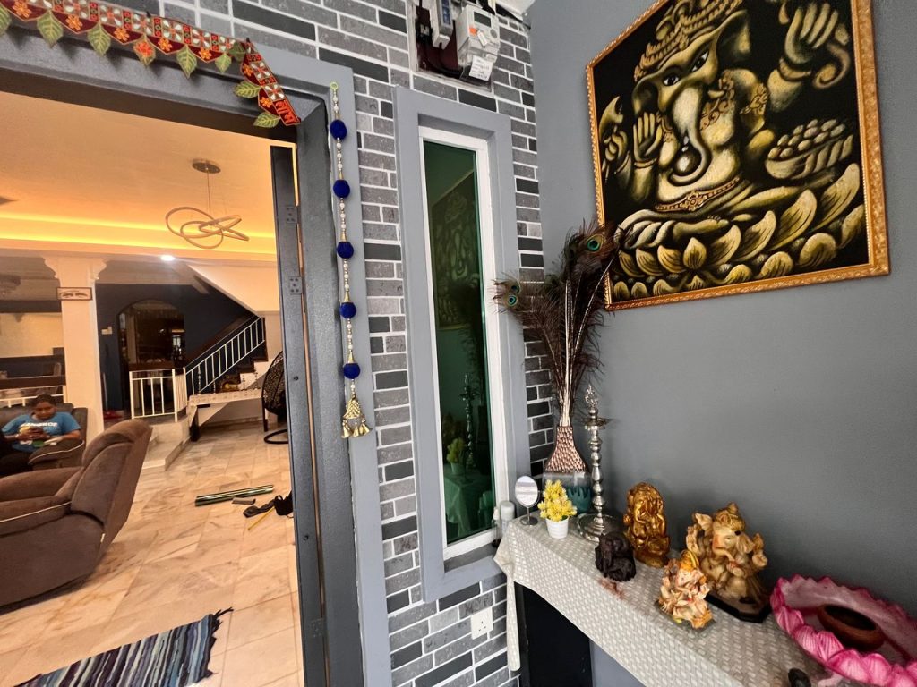 TINTED BANGUNAN CERMIN TINGKAP SELAYANG