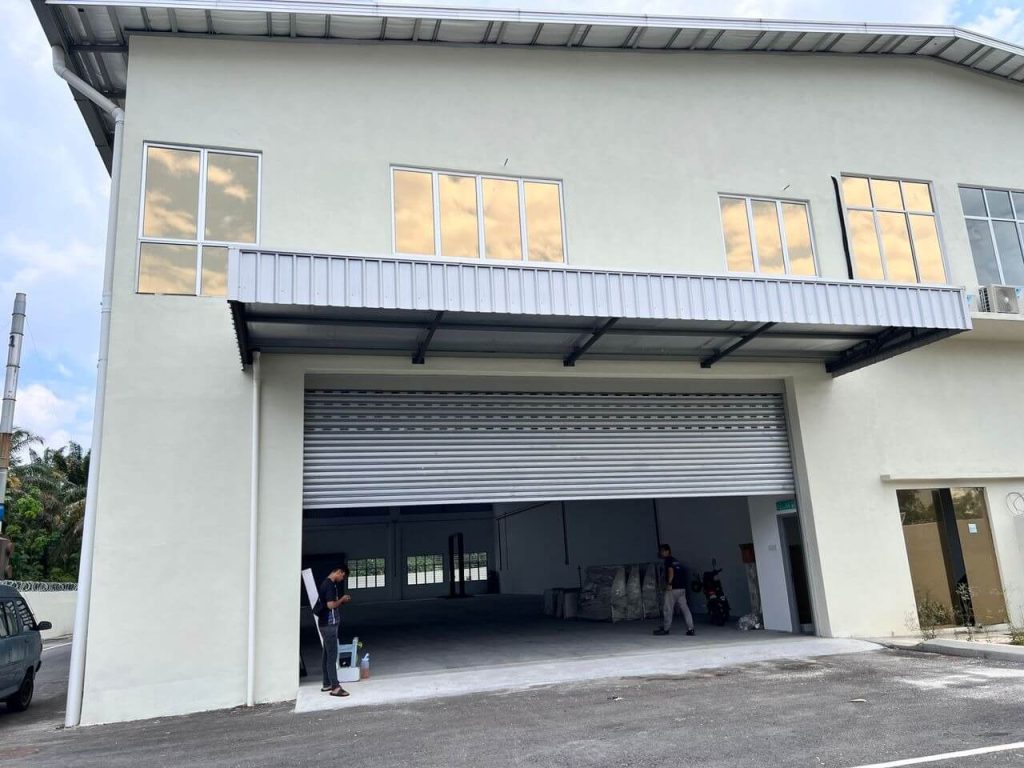 PERKHIDMATAN PASANG TINTED KILANG CERMIN TINGKAP BERANANG