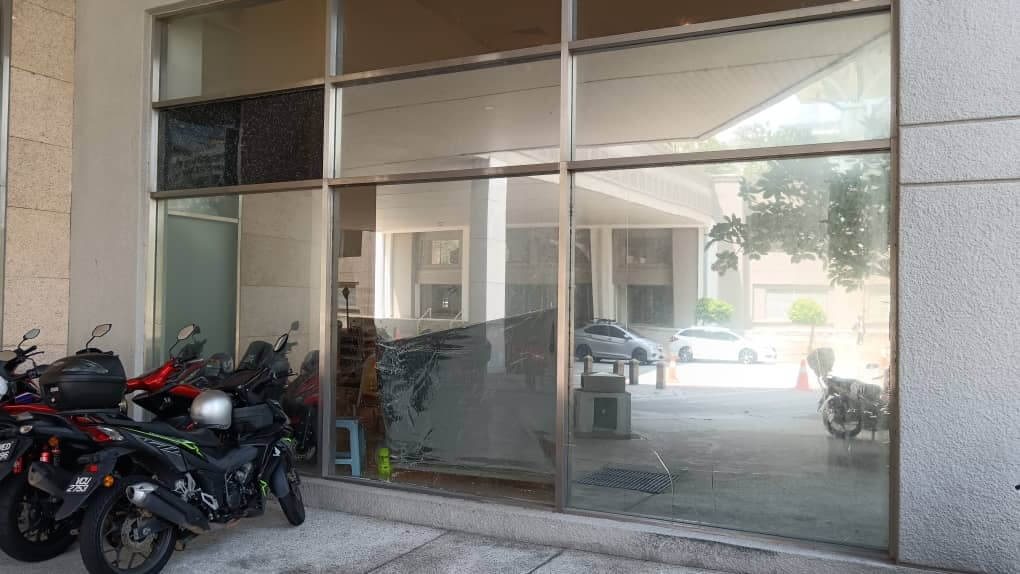 KELEBIHAN PASANG TINTED BANGUNAN CERMIN TINGKAP DAMANSARA KIM