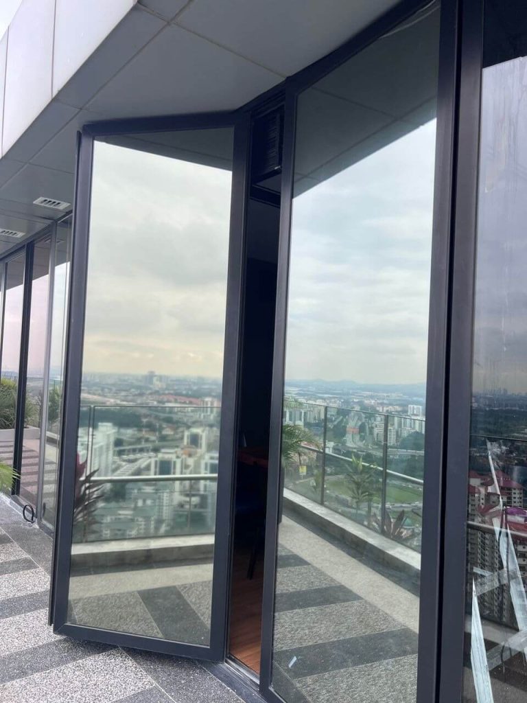 PERBEZAAN TINTED TINGKAP COUNTRY HEIGHTS DENGAN FILEM BIASA