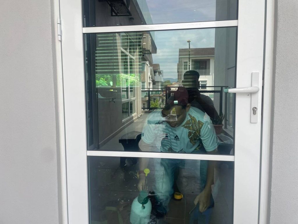 SERVIS PASANG TINTED KOMERSIAL CERMIN TINGKAP BUKIT ROTAN