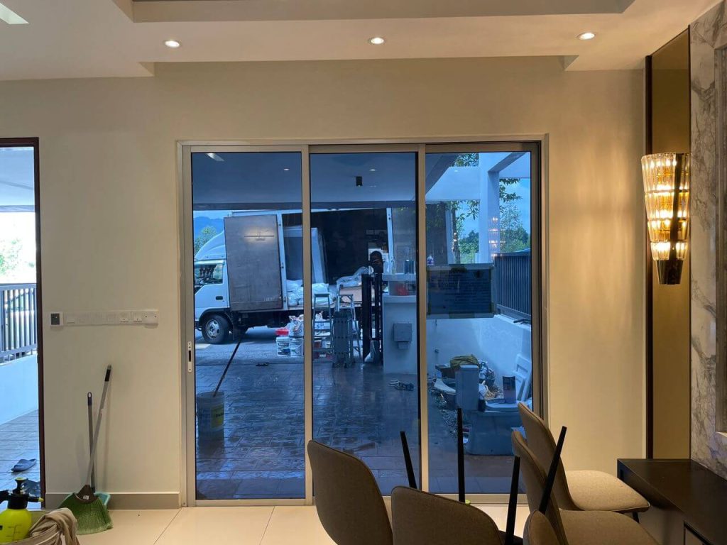 PERBEZAAN TINTED TINGKAP BANDAR SUNWAY DENGAN FILEM BIASA