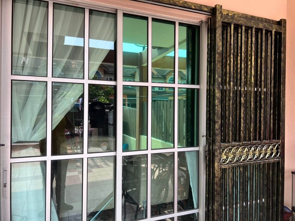 MENGAPA PERLU PILIH TINTED CERMIN CHERAS UNTUK RUMAH ANDA