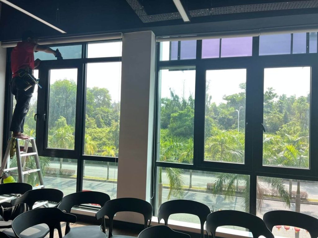 MANFAAT PASANG TINTED SEKOLAH CERMIN TINGKAP BATU ARANG