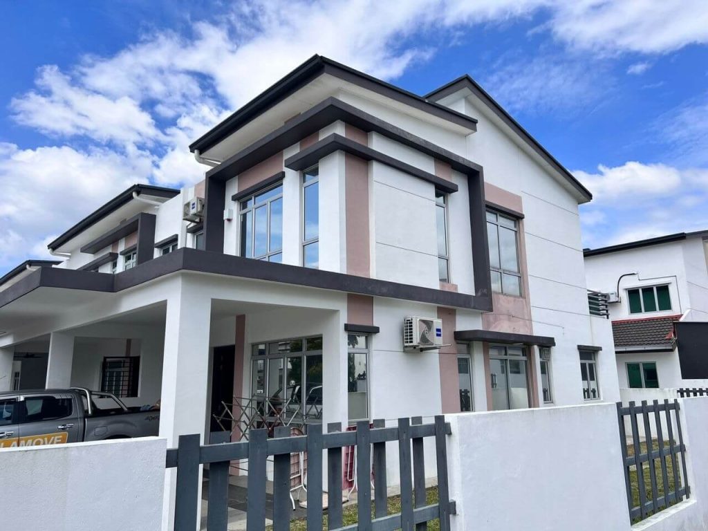 TINTED RUMAH BANGUNAN PEJABAT TERBAIK BANDAR SAUJANA PUTRA