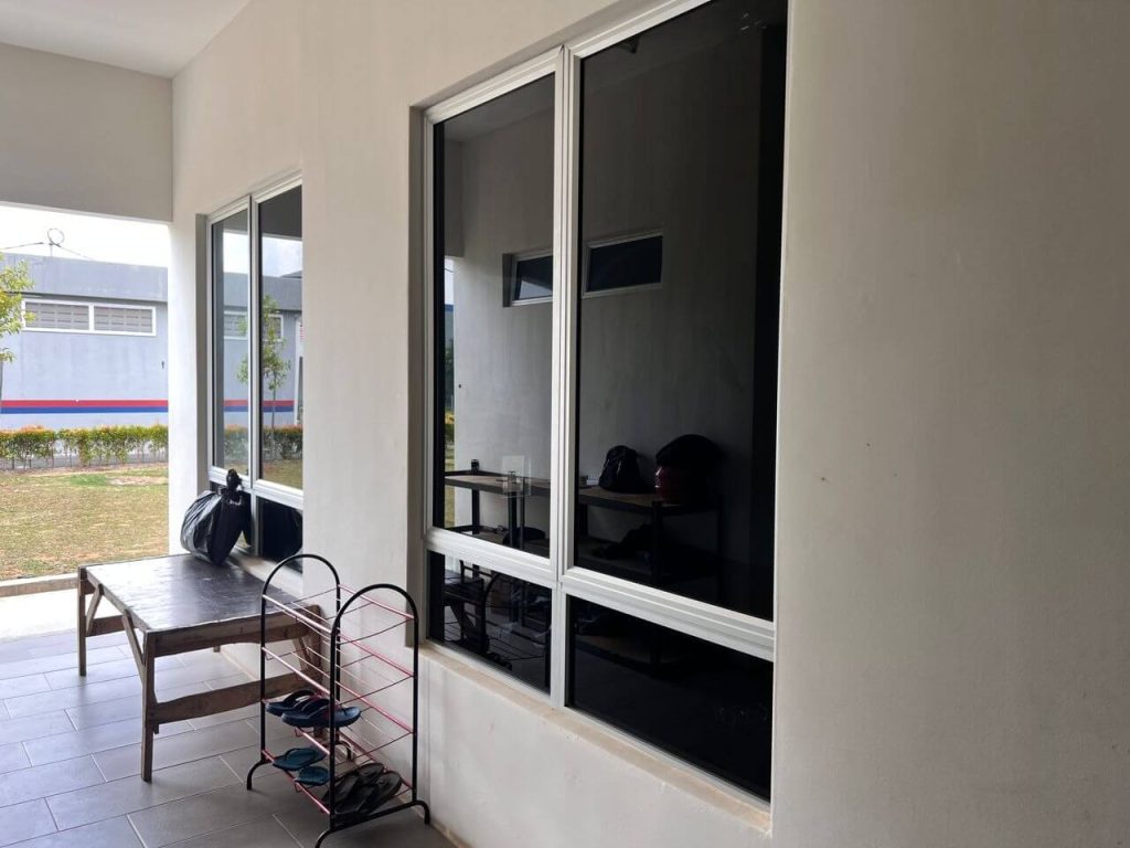 TINTED PEJABAT CERMIN TINGKAP KAYU ARA