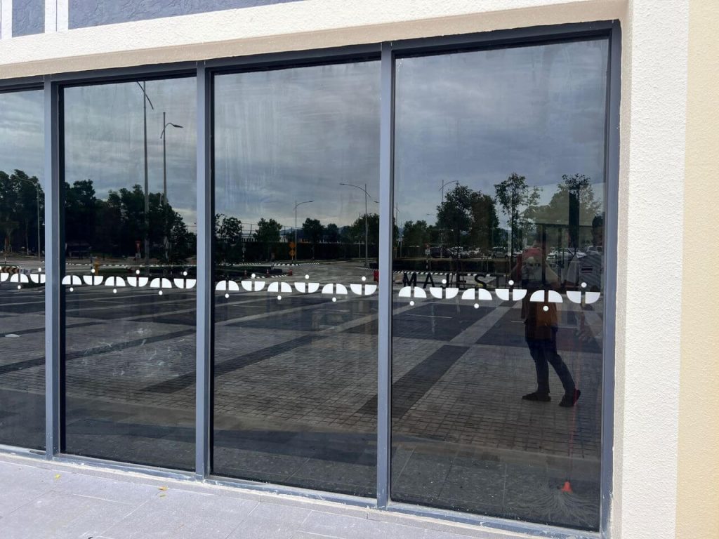 TINTED KEDAI CERMIN TINGKAP KAYU ARA