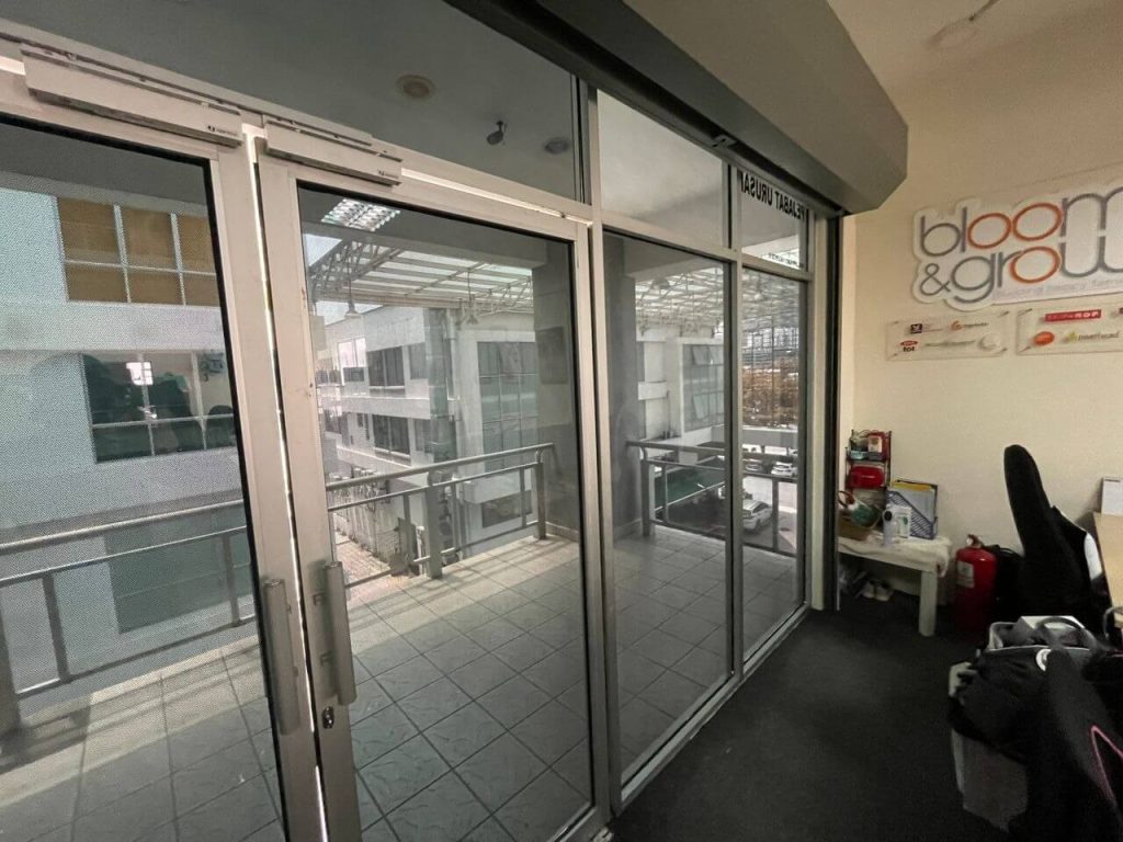 TINTED KEDAI CERMIN TINGKAP PROFESIONAL BALAKONG