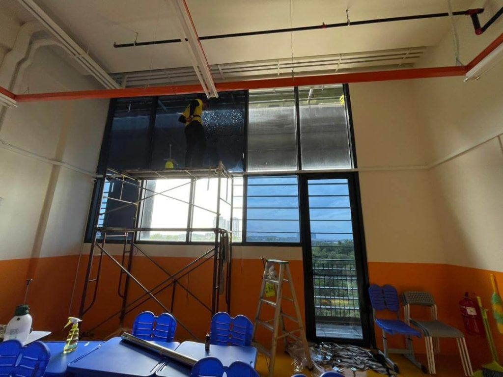 MANFAAT PASANG TINTED SEKOLAH CERMIN TINGKAP DENGKIL