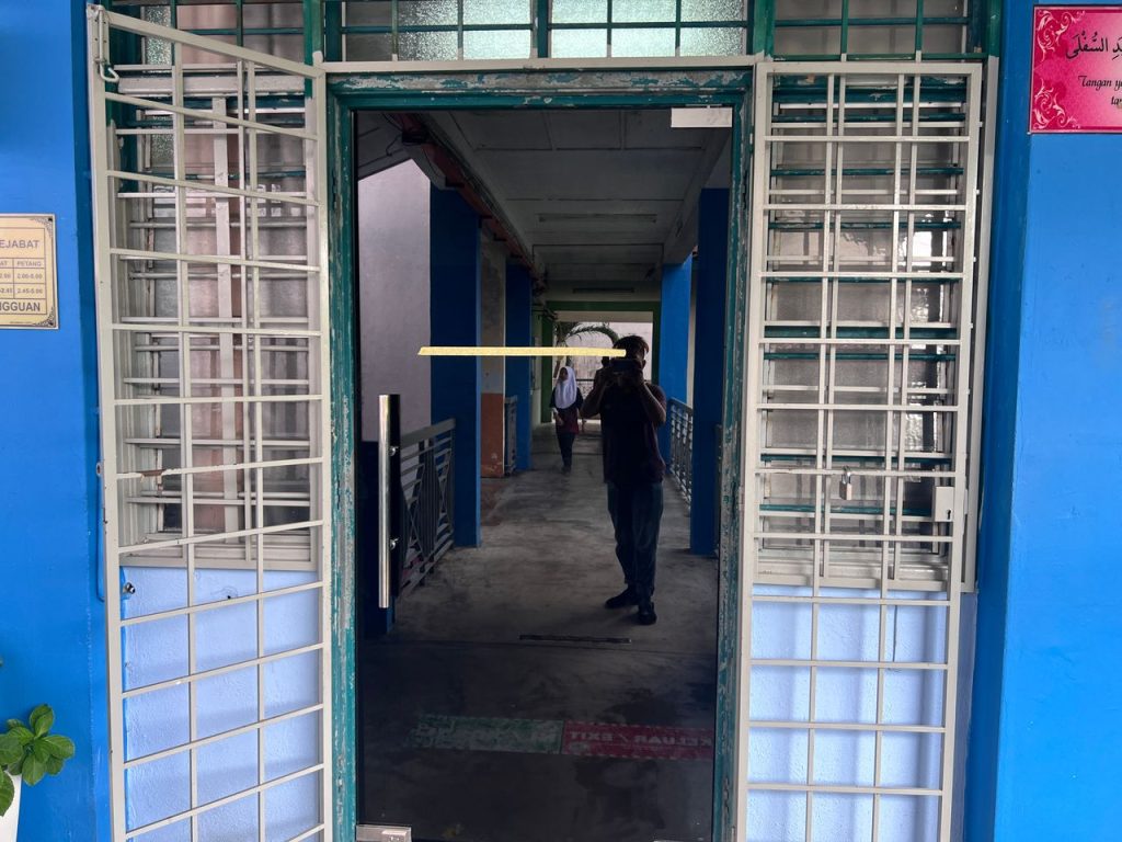 TINTED KEDAI CERMIN TINGKAP SEPANG