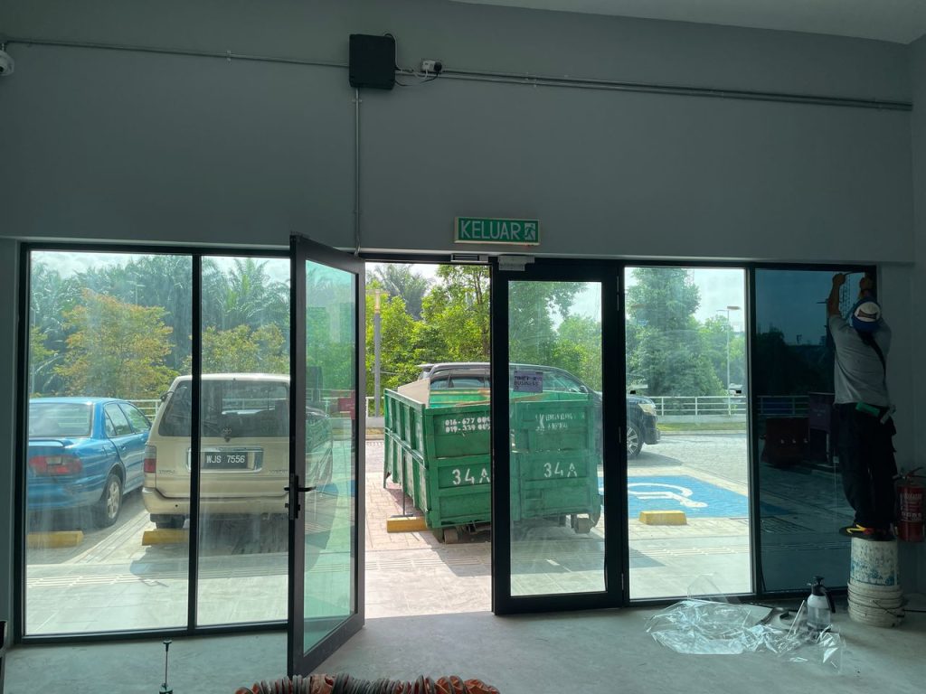6850eb5a-cab4-42de-a0be-cc455e7d6a22 - TINTED RUMAH BANGUNAN PEJABAT TINTED KILANG CERMIN TINGKAP SEMENYIH