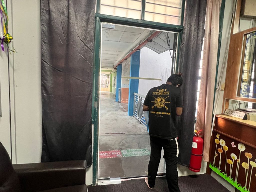 TINTED PEJABAT CERMIN TINGKAP SEPANG