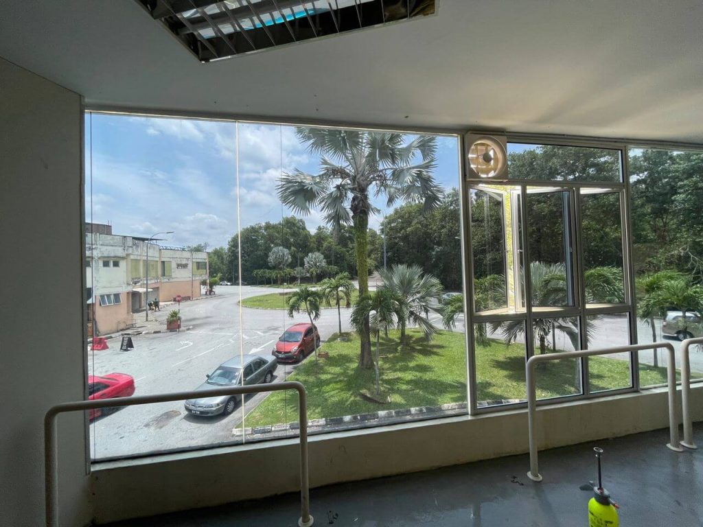 TINTED RUMAH BANGUNAN PEJABAT TERBAIK BATU ARANG