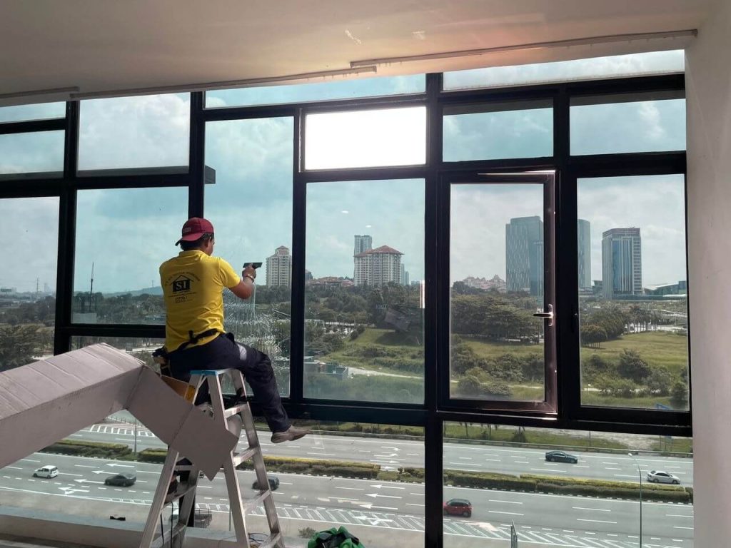 KELEBIHAN PASANG TINTED BANGUNAN CERMIN TINGKAP DENGKIL