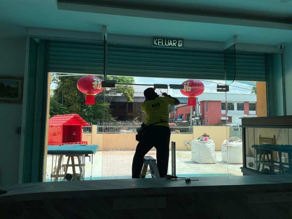 TINTED BANGUNAN CERMIN TINGKAP SUBANG BESTARI