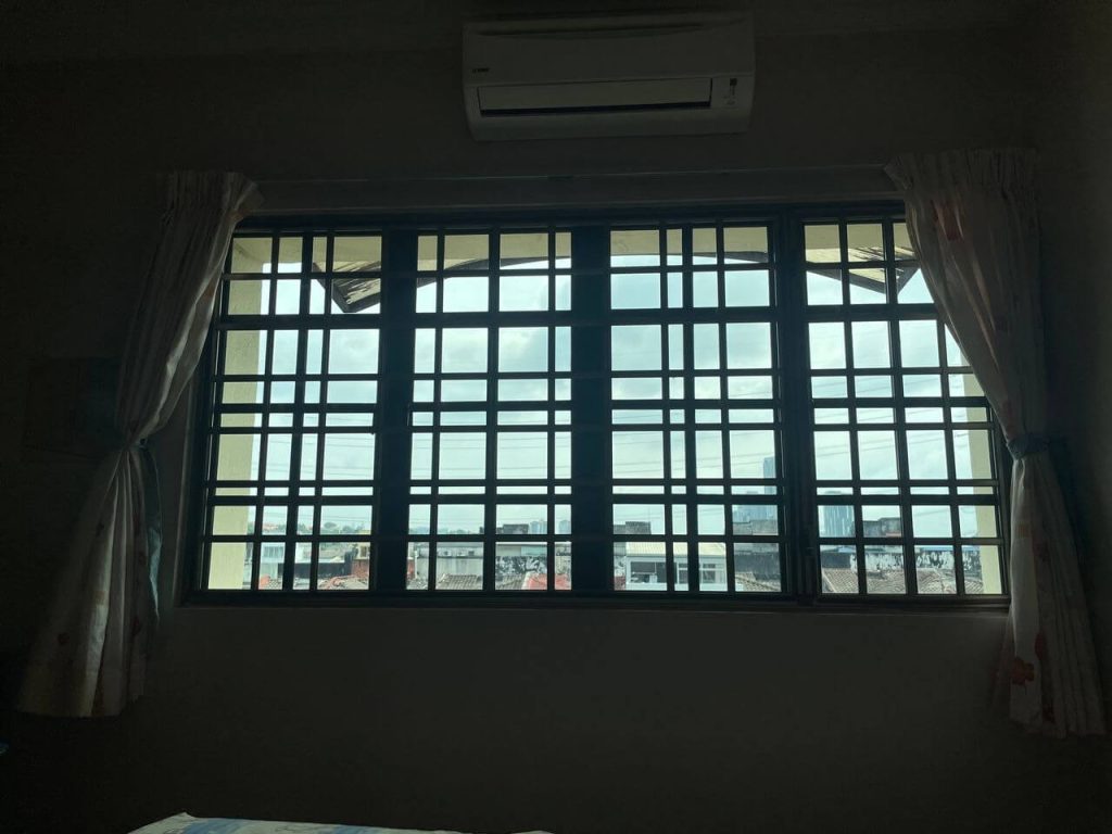 PERBEZAAN TINTED TINGKAP BANDAR KINRARA DENGAN FILEM BIASA