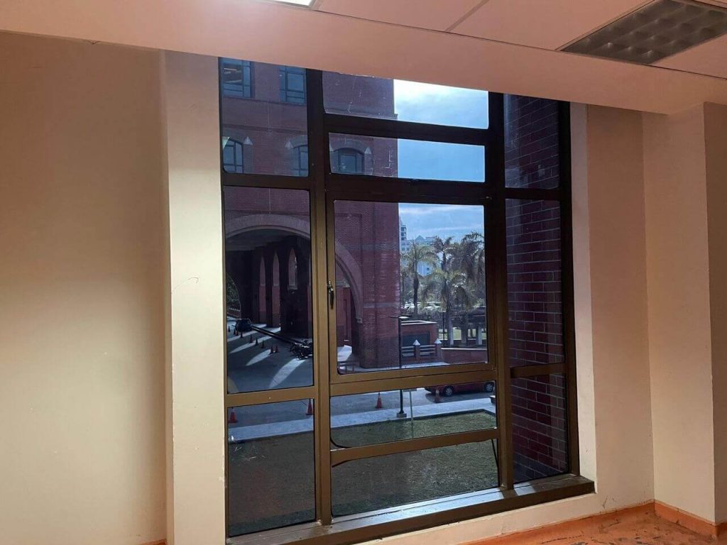 KELEBIHAN TINTED BANGUNAN CERMIN TINGKAP DAMANSARA INTAN