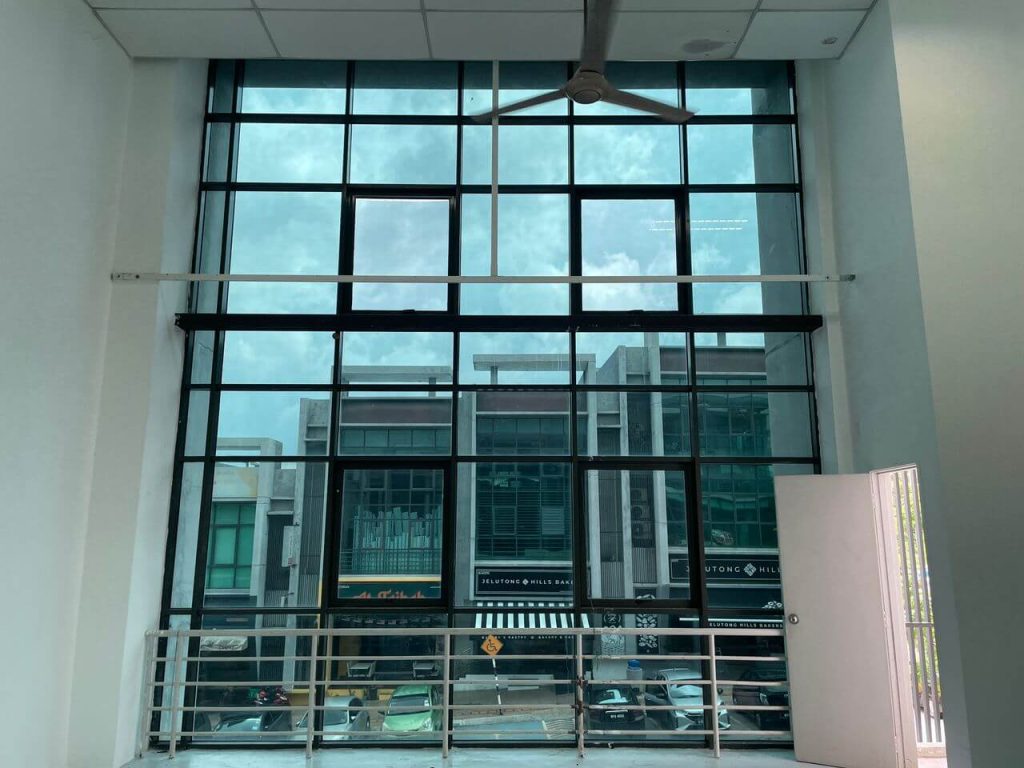 PERBEZAAN TINTED TINGKAP BUKIT JELUTONG DENGAN FILEM BIASA