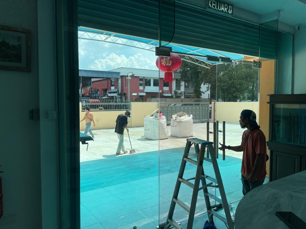 TINTED SUBANG BESTARI