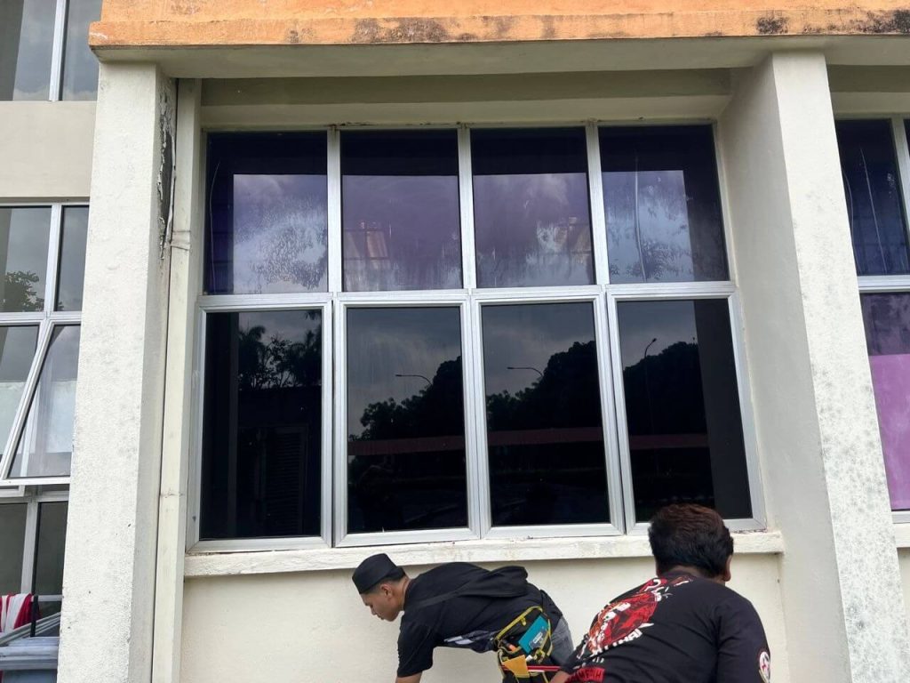 SERVIS PASANG TINTED KOMERSIAL CERMIN TINGKAP DAMANSARA KIM