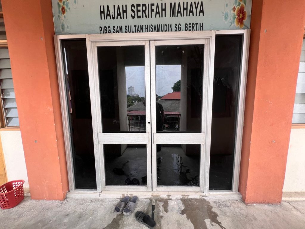 TINTED BANGUNAN CERMIN TINGKAP KOTA DAMANSARA