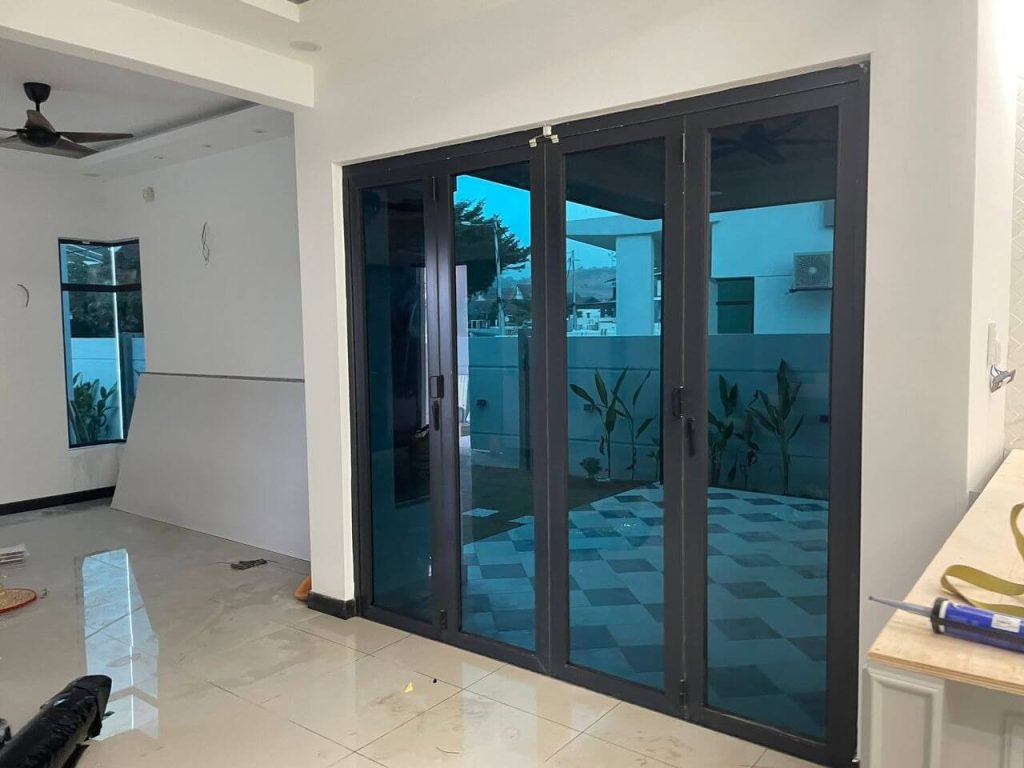 PERBEZAAN TINTED TINGKAP DAMANSARA PERDANA DENGAN FILEM BIASA