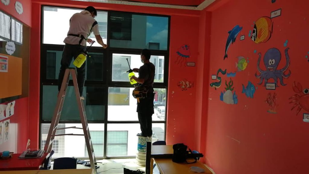 MANFAAT PASANG TINTED SEKOLAH CERMIN TINGKAP JENJAROM