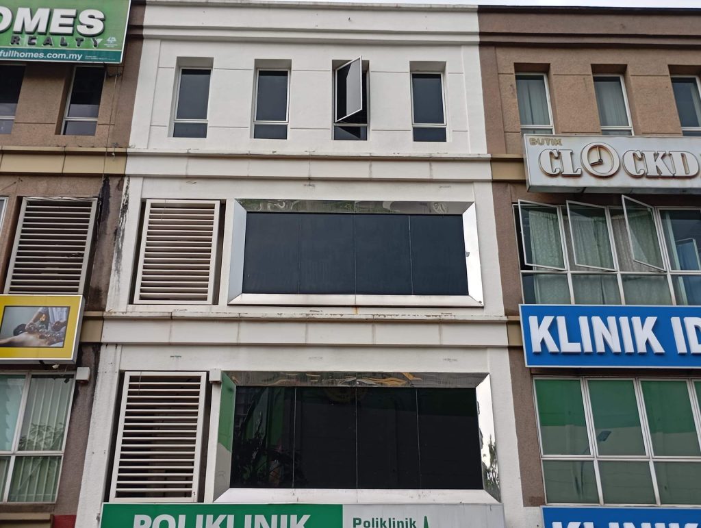 KELEBIHAN PASANG TINTED BANGUNAN CERMIN TINGKAP KAJANG