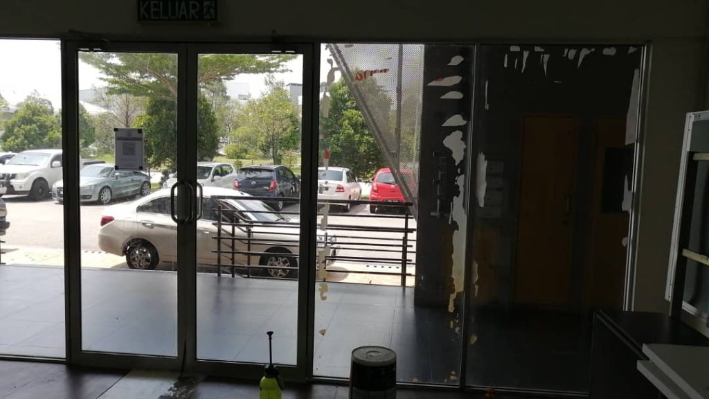 SERVIS TERBAIK TINTED KOMERSIAL CERMIN TINGKAP JENJAROM