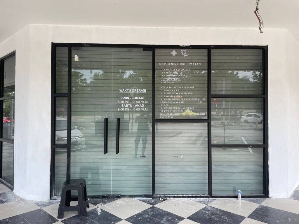 KELEBIHAN PASANG TINTED BANGUNAN CERMIN TINGKAP GOMBAK