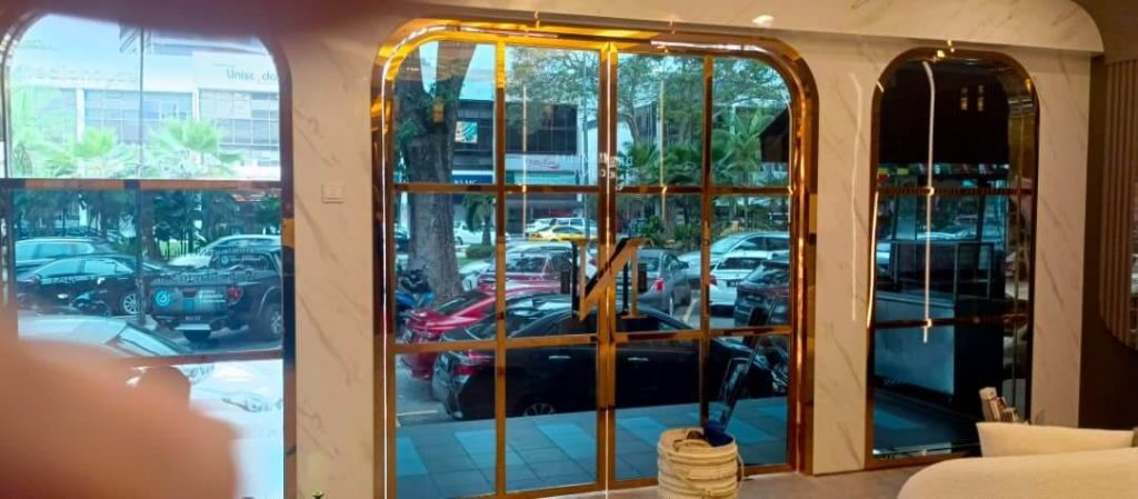 KELEBIHAN PASANG TINTED BANGUNAN CERMIN TINGKAP USJ