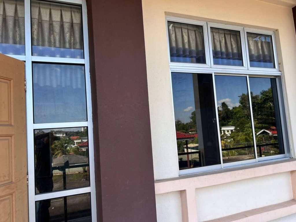 SERVIS PASANG TINTED KOMERSIAL CERMIN TINGKAP BUKIT BERUNTUNG