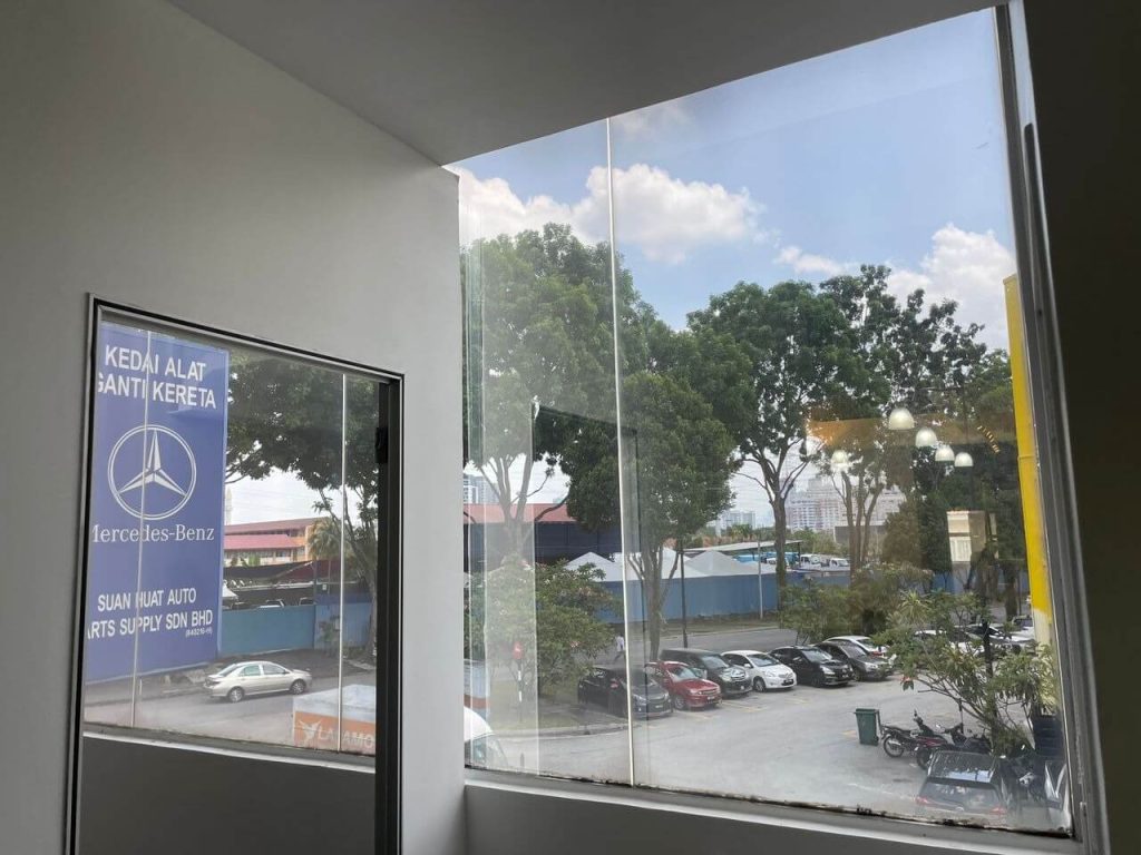 KELEBIHAN PASANG TINTED BANGUNAN CERMIN TINGKAP GLENMARIE