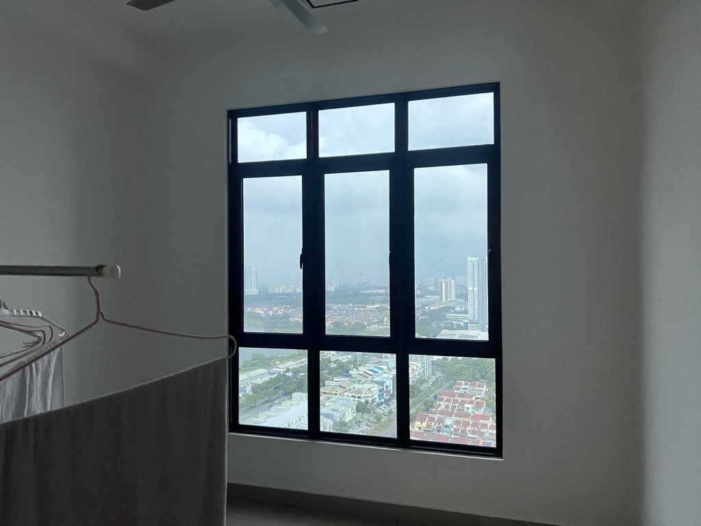 PERBEZAAN TINTED TINGKAP BUKIT BERUNTUNG DENGAN FILEM BIASA