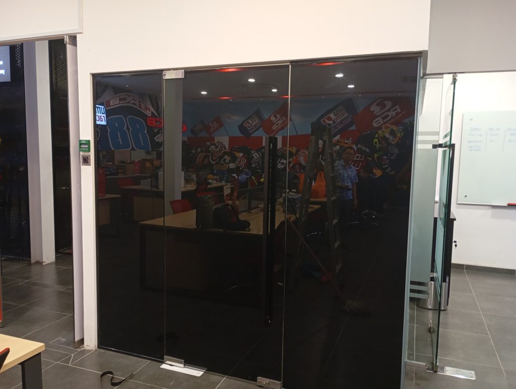 TINTED KILANG CERMIN TINGKAP SUBANG HEIGHTS