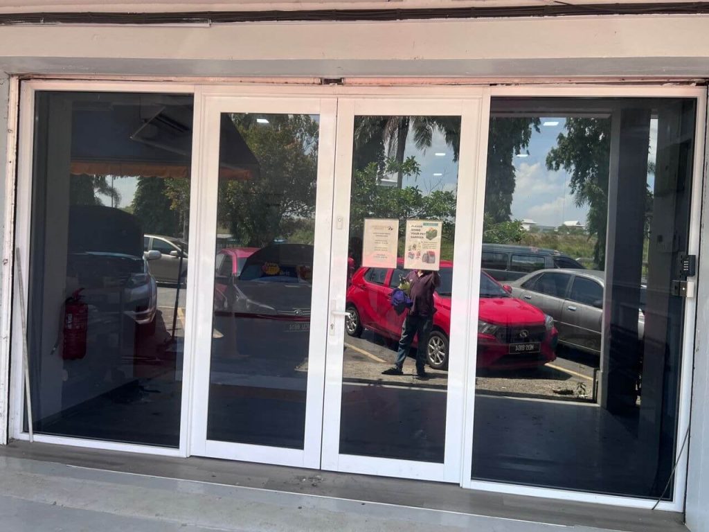 SERVIS PASANG TINTED KOMERSIAL CERMIN TINGKAP KAJANG