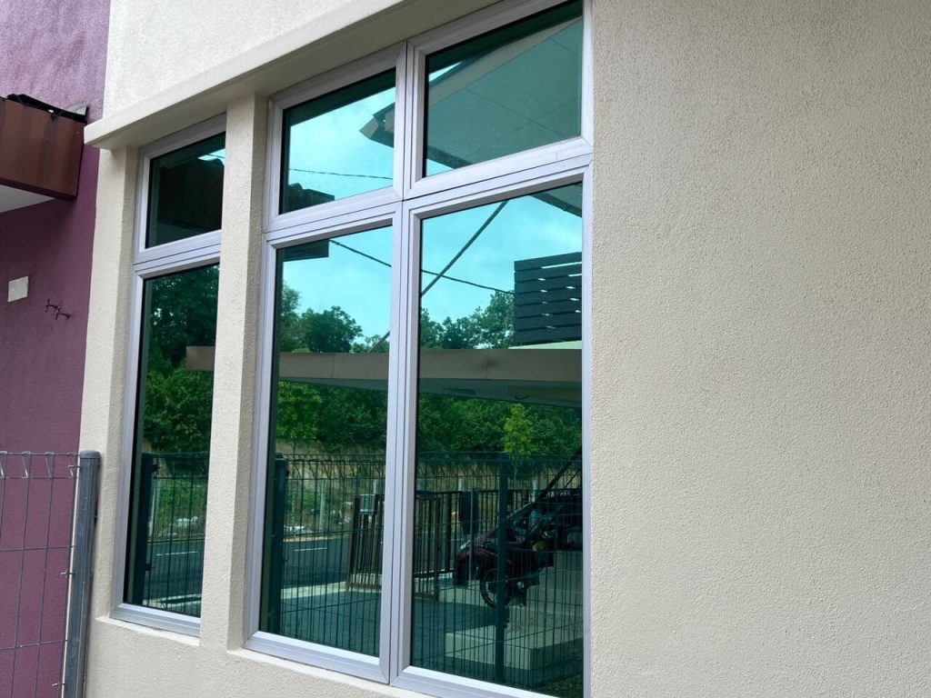 PERBEZAAN ANTARA TINTED TINGKAP USJ DENGAN FILEM BIASA