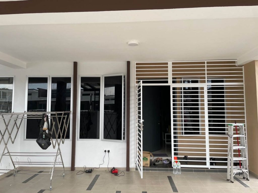 PERBEZAAN ANTARA TINTED TINGKAP HULU LANGAT DENGAN FILEM BIASA