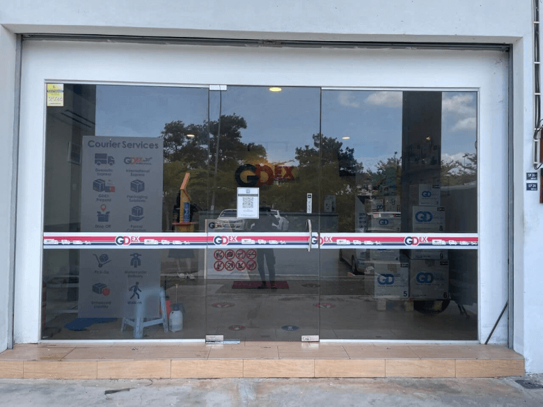 KELEBIHAN PASANG TINTED BANGUNAN CERMIN TINGKAP KAPAR