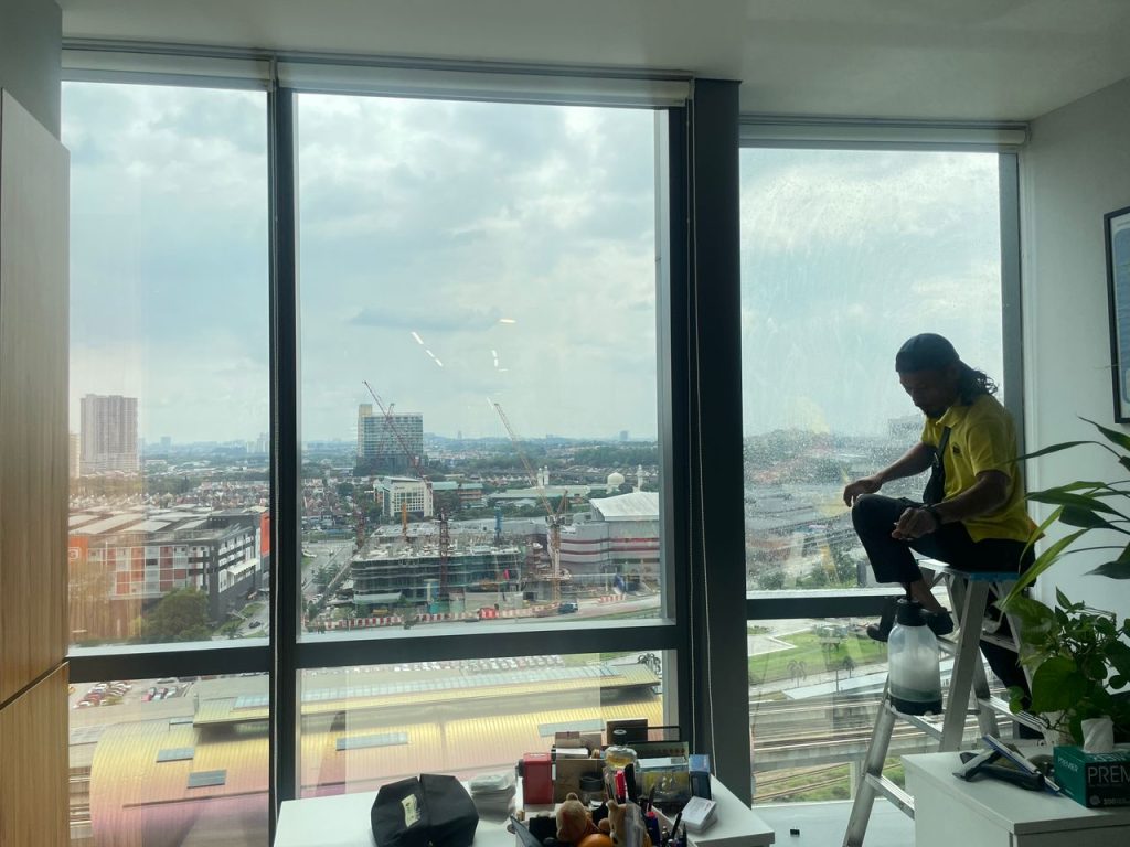 TINTED KEDAI CERMIN TINGKAP SUBANG HIEGHTS