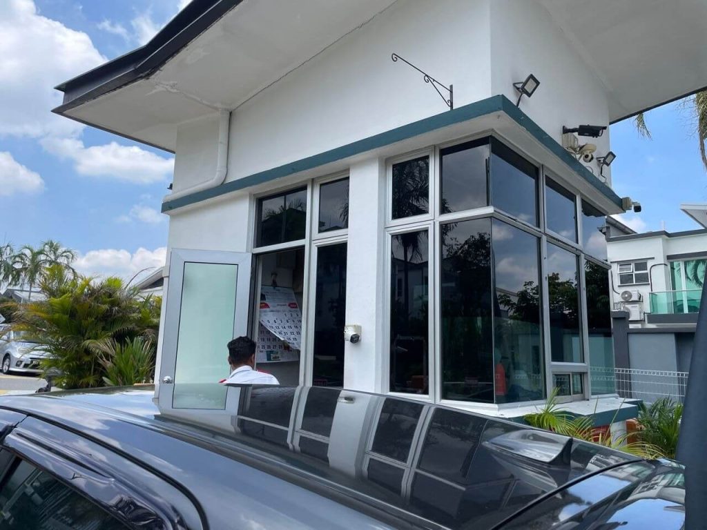 KELEBIHAN PASANG TINTED BANGUNAN CERMIN TINGKAP PUNCAK ALAM