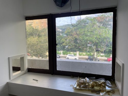 TINTED RUMAH BANGUNAN PEJABAT KAYU ARA