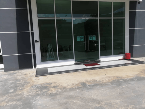 TINTED RUMAH BANGUNAN PEJABAT KAYU ARA