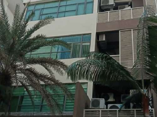 TINTED RUMAH BANGUNAN PEJABAT KAYU ARA